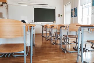 Škola v Humpolci řeší stížnosti studentek na chování učitele - Novinky